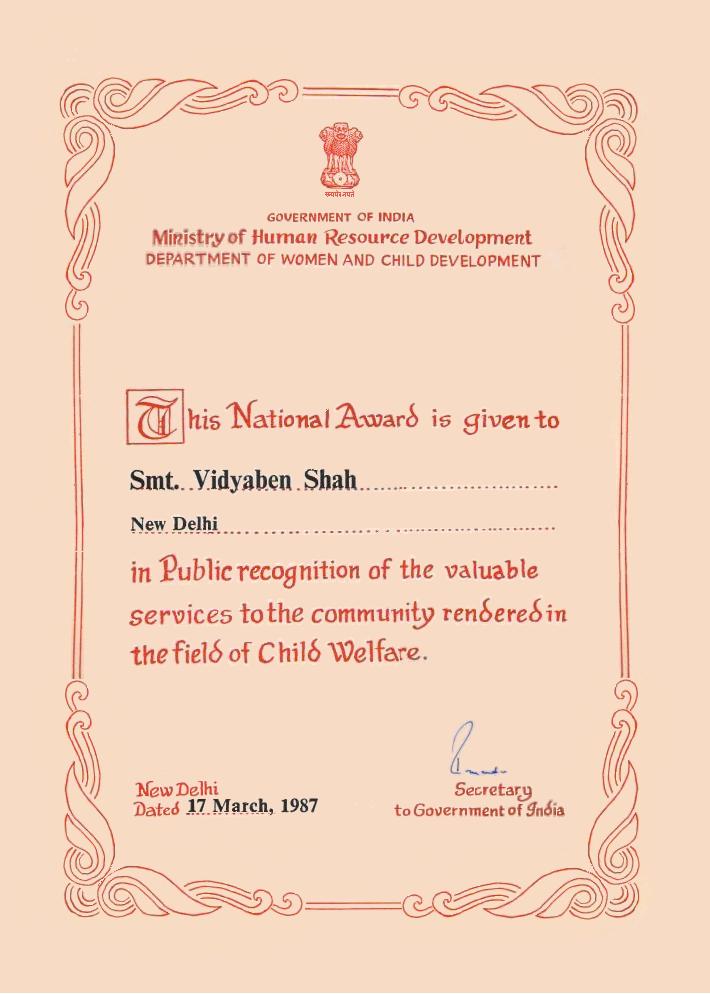 Vidyaben Shah receiving the National Award for Child Welfare in 1987